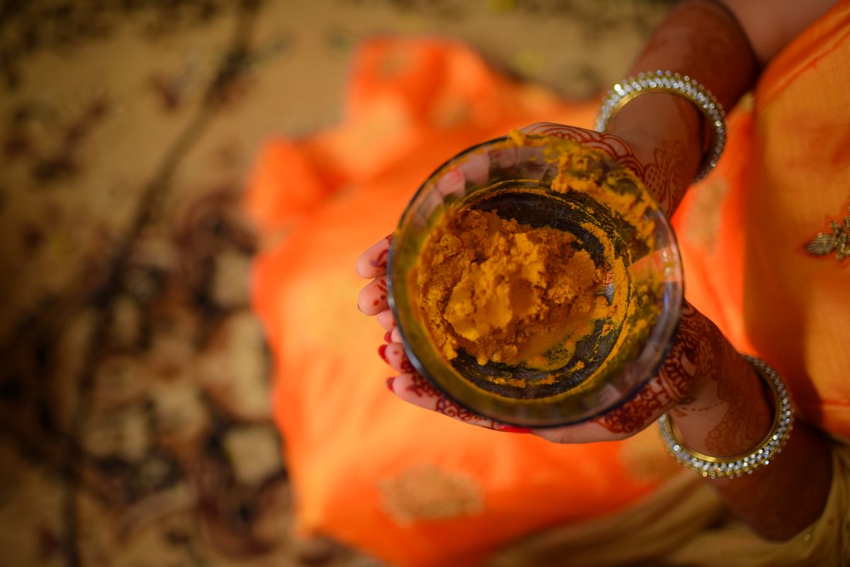 خاتون کے ہاتھوں میں چہرے کا ماسک — ابٹن بنانے کا طریقہ خشک جلد