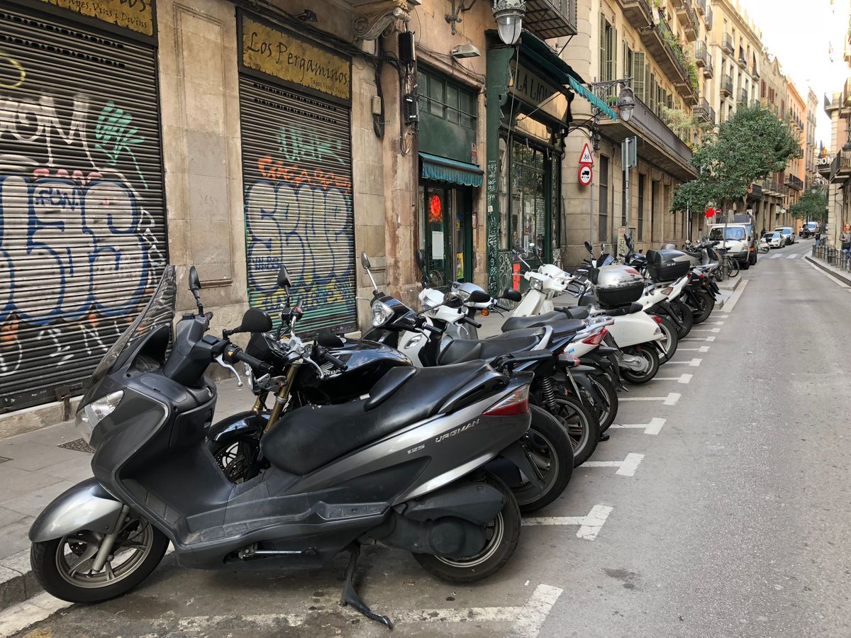 شہر میں کھڑی موٹر سائیکلیں — بائیک آن لائن ویریفکیشن