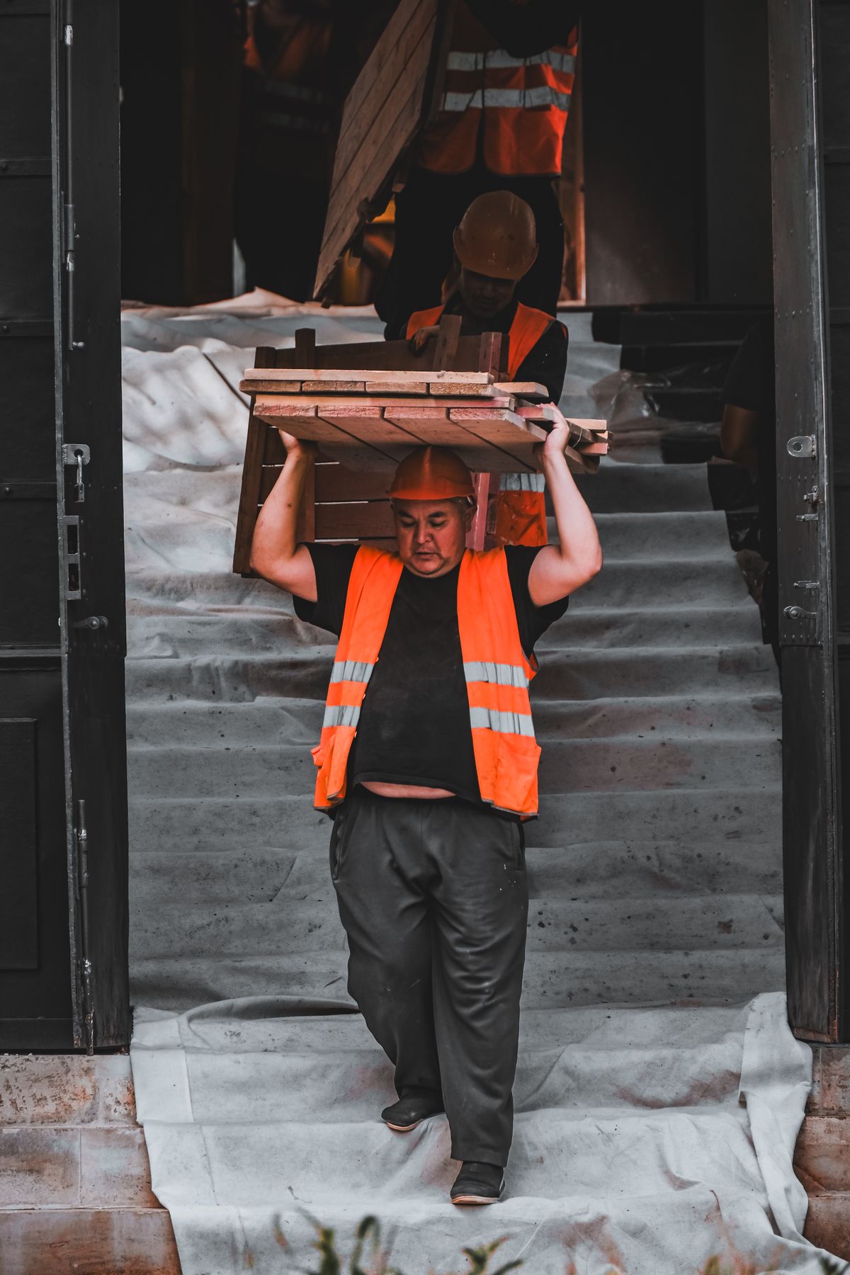 سیڑھی پر تعمیراتی کام کرتے ہوئے کاریگر — سیڑھی بنانے کا طریقہ