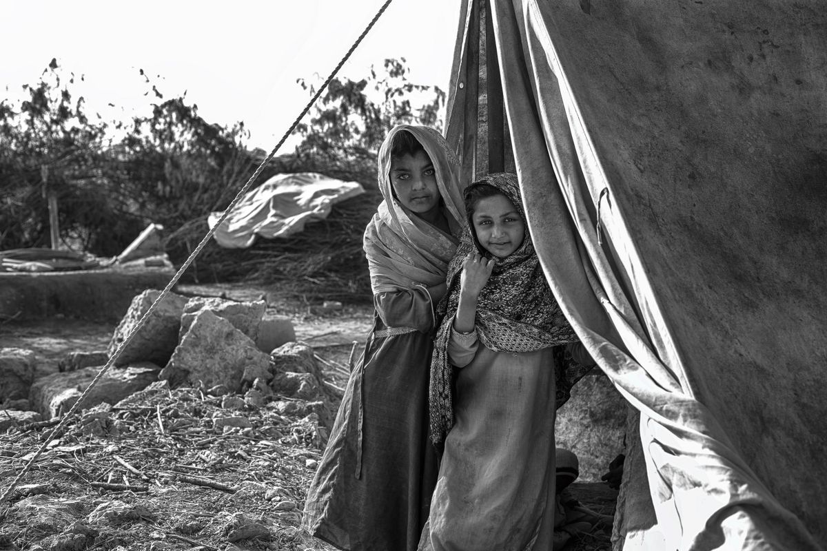 دیہی سندھ میں روایتی لباس میں دو لڑکیاں — BISP رجسٹریشن کا طریقہ