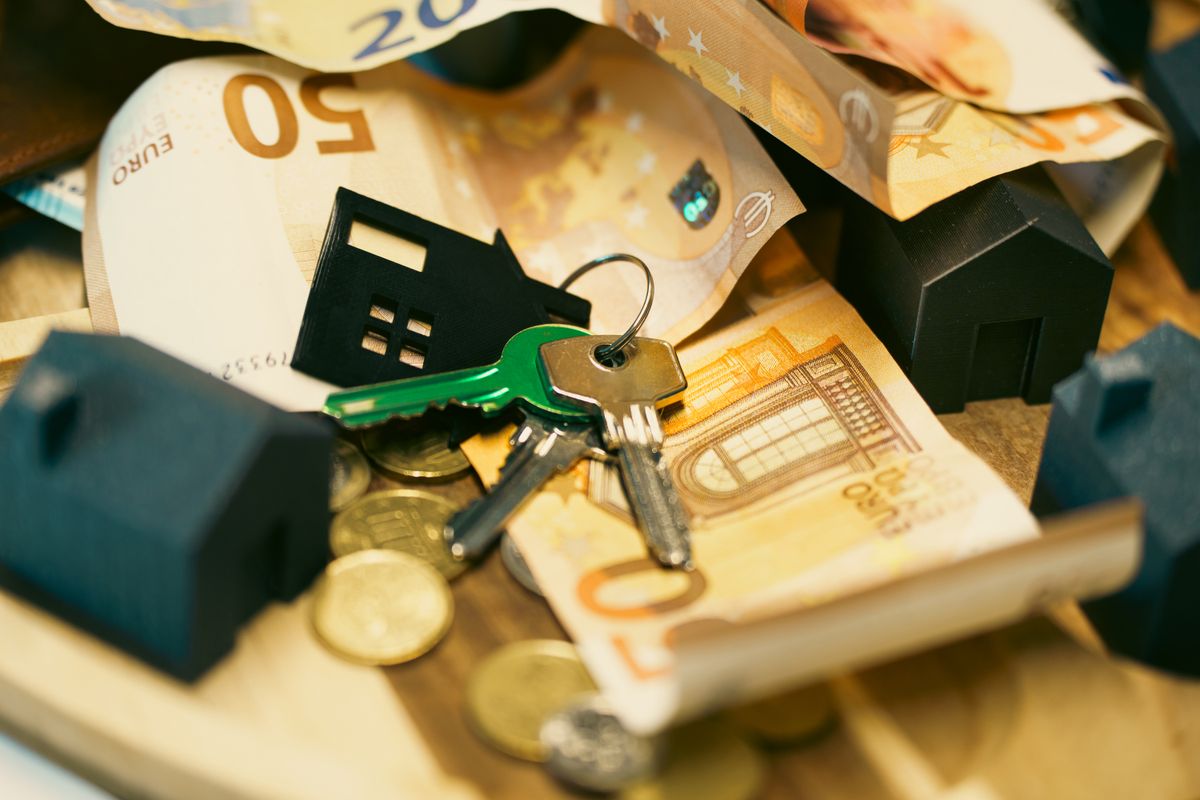 گھر کی چابیاں اور کرنسی — ویلتھ/اثاثے کا بیان