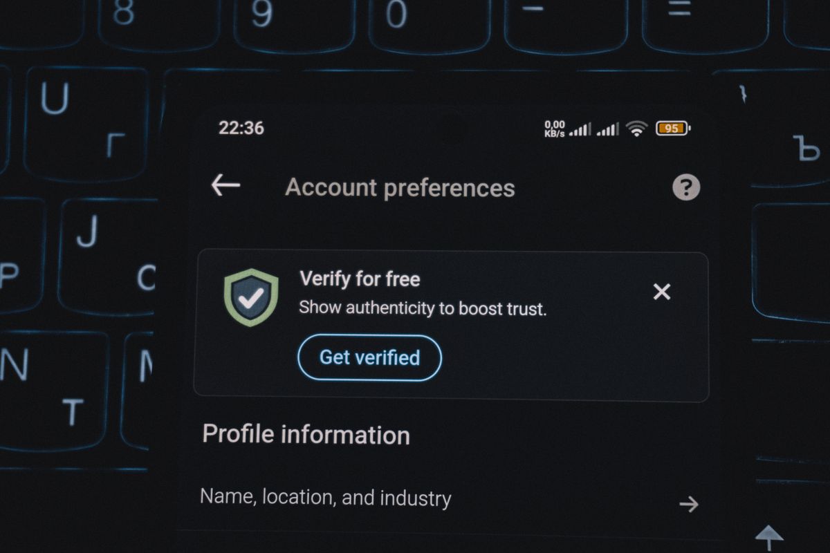 اسمارٹ فون پر اکاؤنٹ ویریفکیشن الرٹ — OTP اور تصدیق