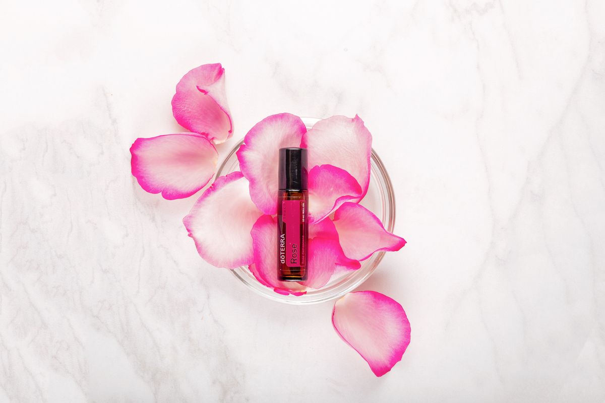گلاب کی پنکھڑیوں کے ساتھ عطر کی بوتل — عطر بنانے کا آسان طریقہ خوشبو