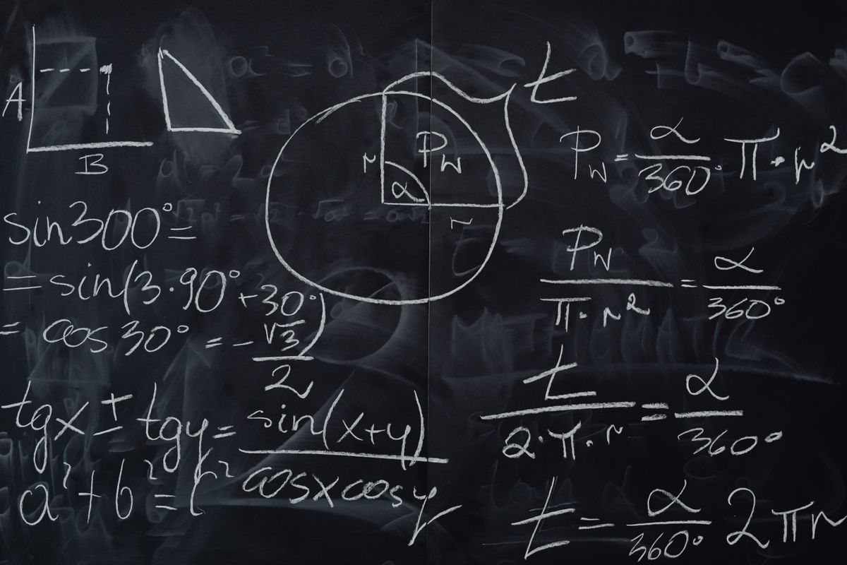 بلیک بورڈ پر مثلث کے ہندسی خاکے اور مساوات — مثلث کی اقسام اور زاویوں کی سمجھ پیمائش کی بنیاد ہے