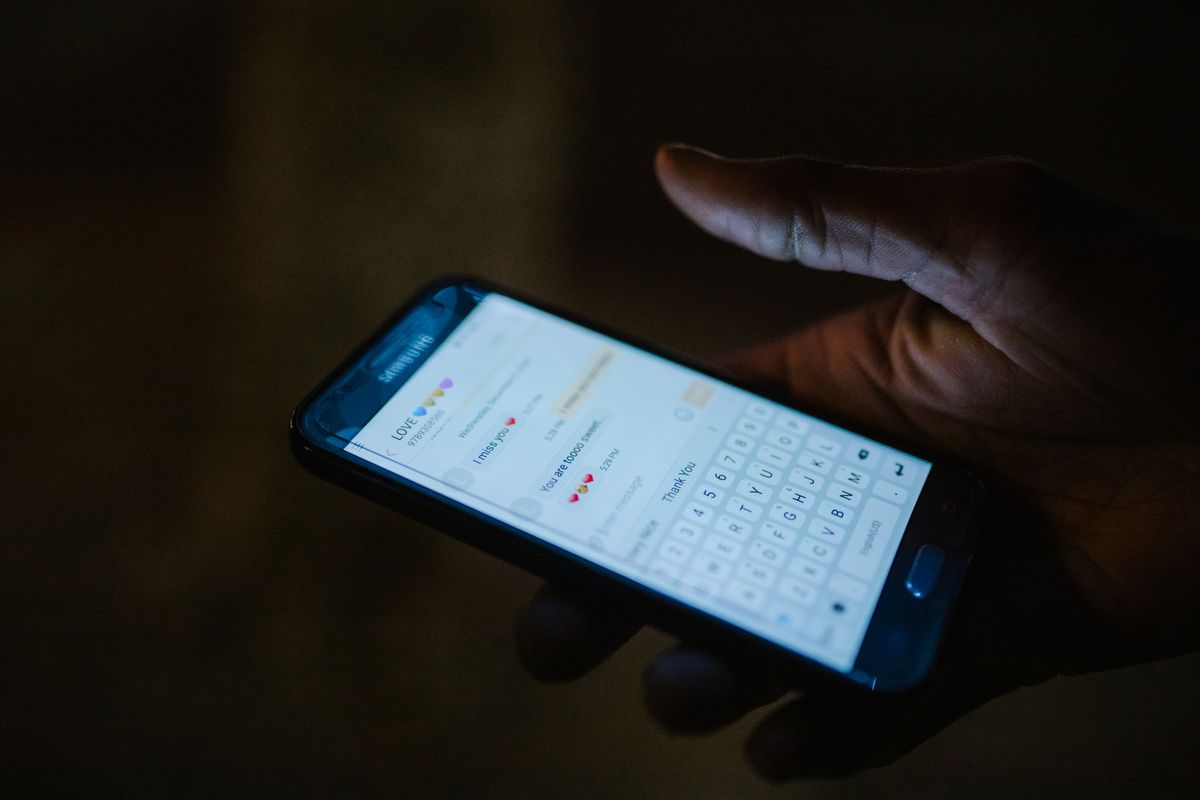 موبائل پر میسج ٹائپ — SMS سے گاڑی ویریفکیشن