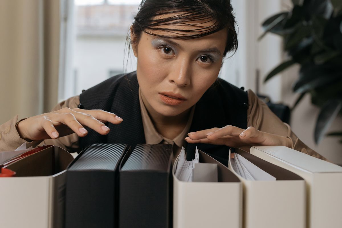 دفتر میں فائلیں ترتیب دیتی خاتون — سرکاری پنشن کے لیے درکار دستاویزات