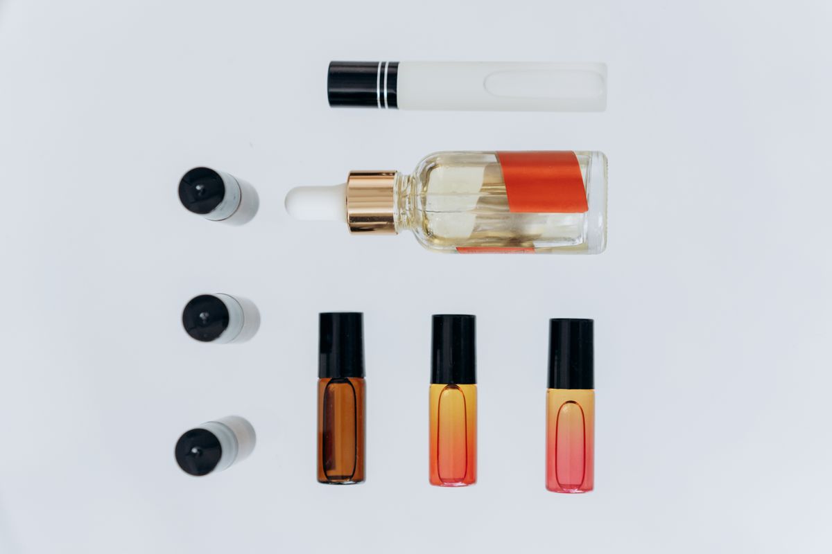 شیشے کی بوتلوں میں ضروری تیل — عطر بنانے کا طریقہ اجزاء اور تیل