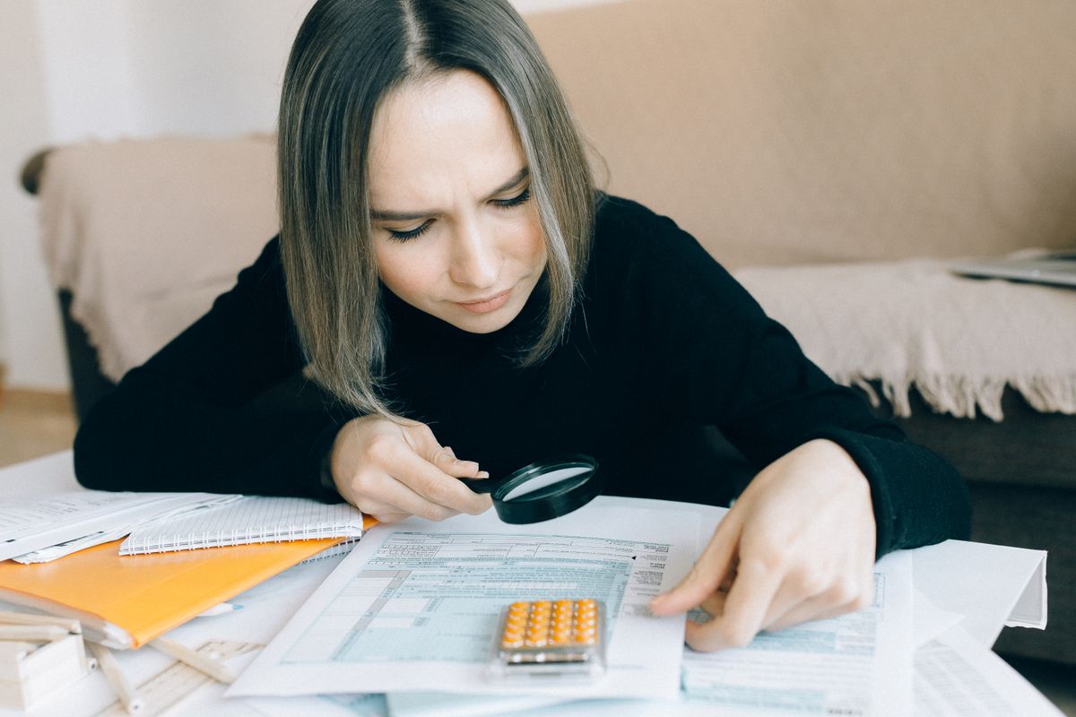 میگنیفائنگ گلاس سے دستاویز چیک — لائسنس ویریفکیشن