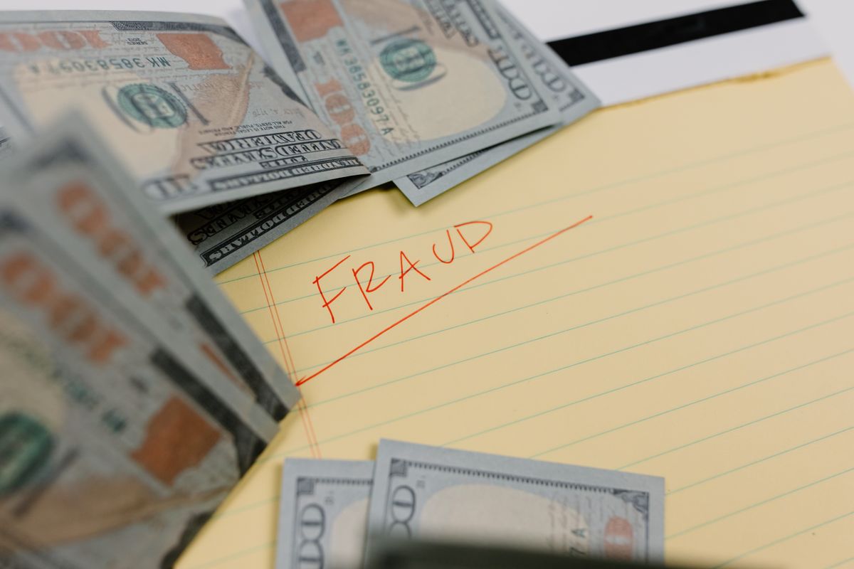 ہاتھ میں نوٹ اور موبائل — آن لائن نوکری فراڈ کا خطرہ