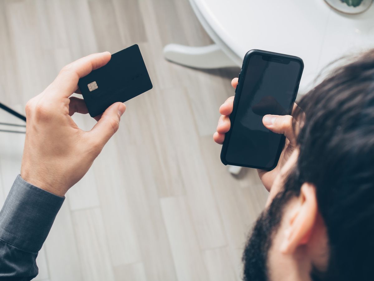 موبائل اور کارڈ سے ادائیگی کرتے شخص — e-Pay Pay Now مرحلہ