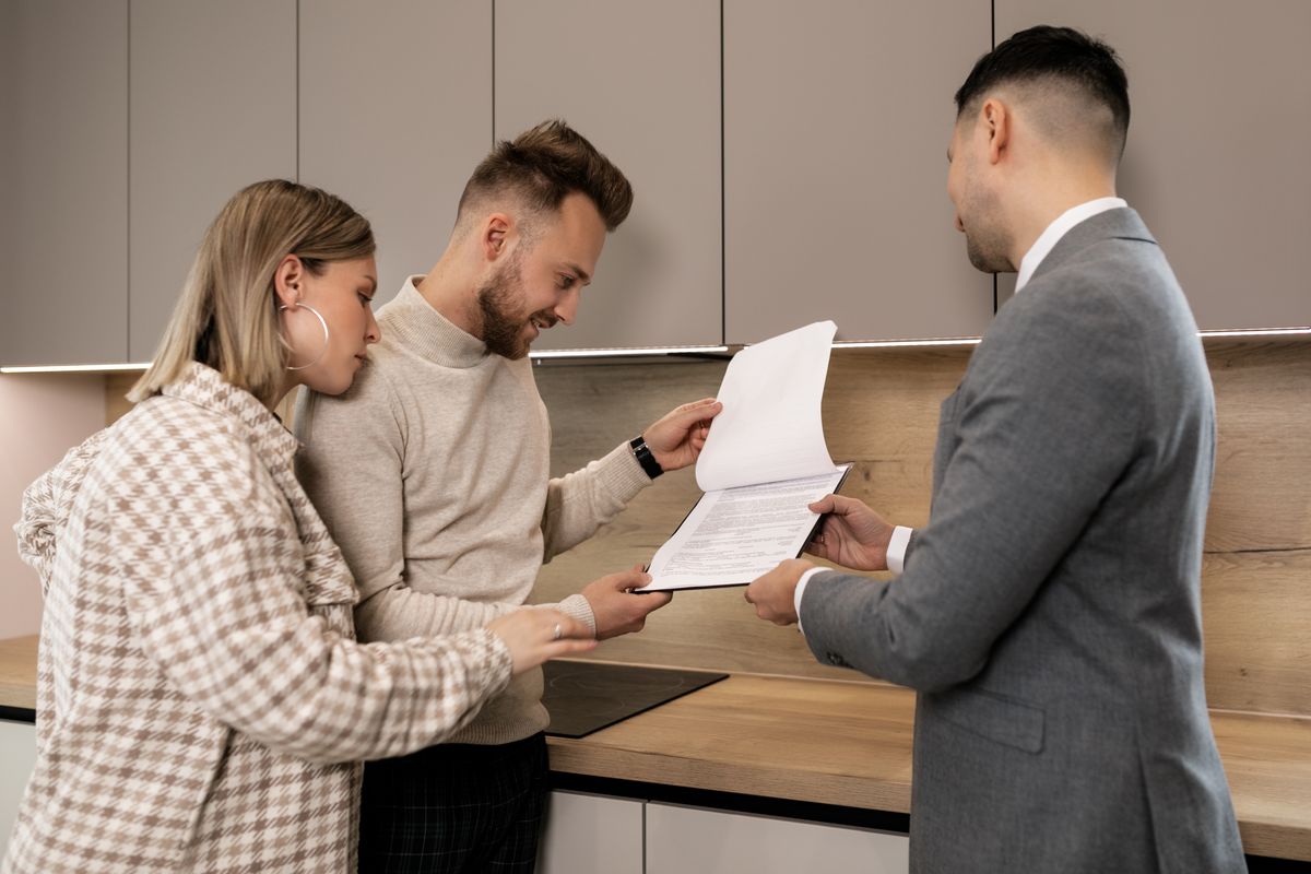 زمین کے ریکارڈ اور کاغذات کے ساتھ ایک دفتری ماحول