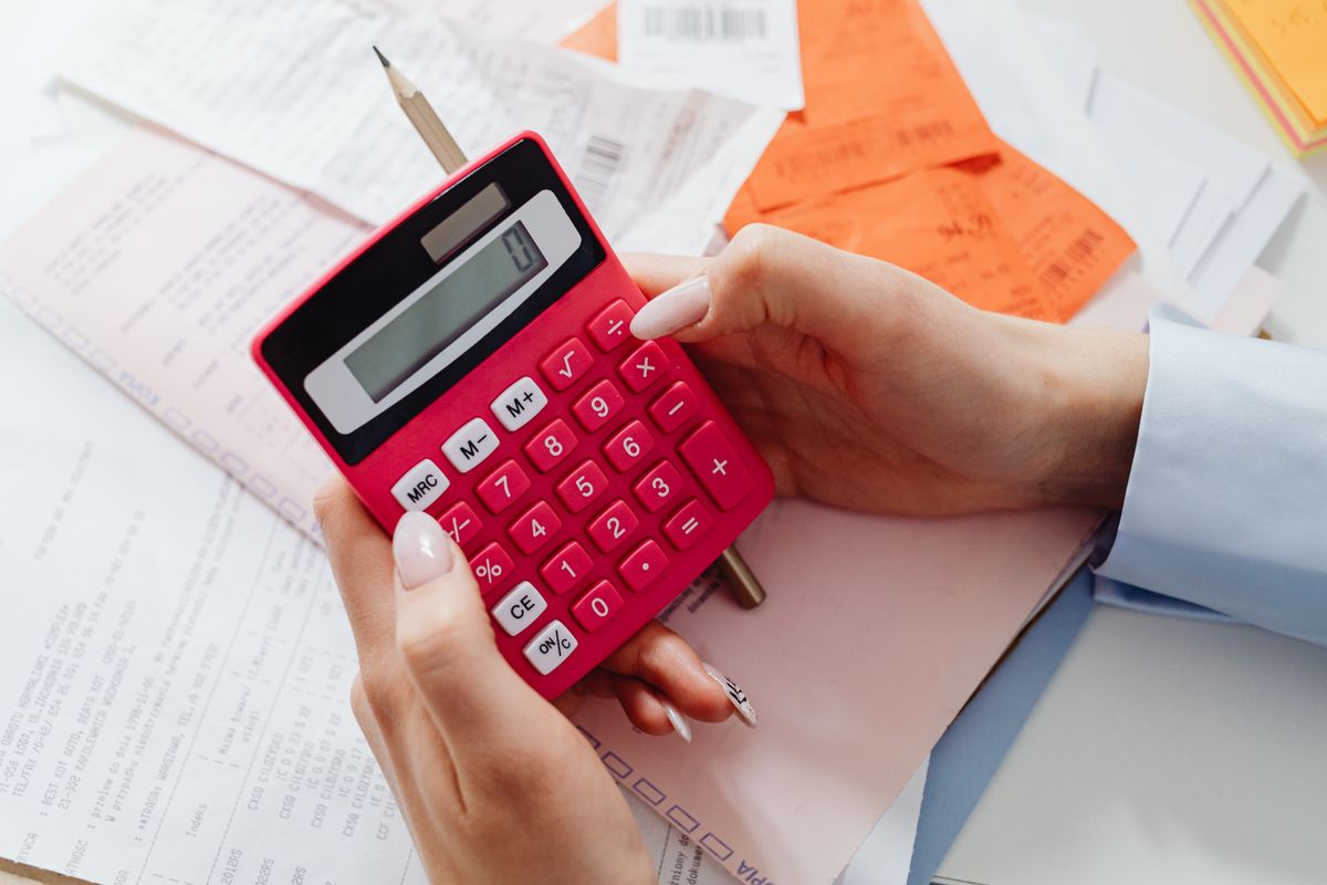 کیلکولیٹر ہاتھ میں — ٹوکن فیس کا حساب