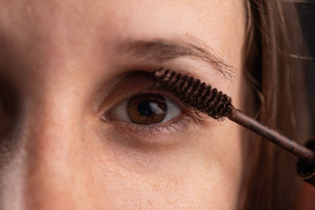 قریب سے مسکارا لگاتی آنکھ — میک اپ کرنے کا طریقہ آنکھوں کا میک اپ