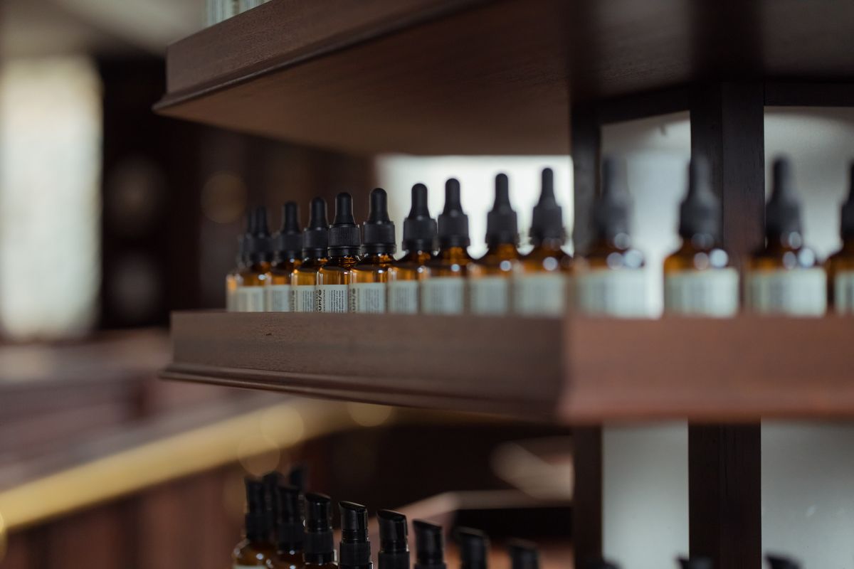 خوشبودار تیلوں کی شیشے کی بوتلیں — عطر بنانے کا طریقہ اجزاء