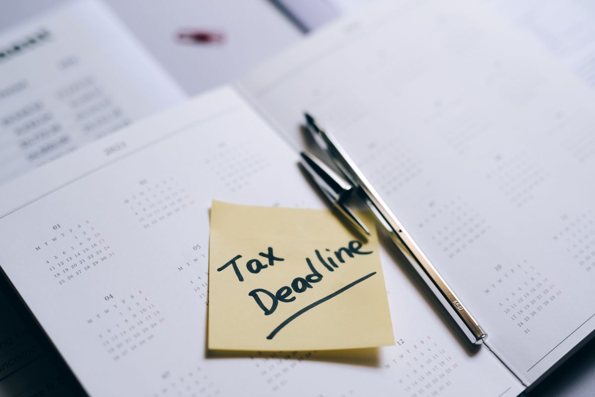کیلنڈر پر Tax Deadline نوٹ — بروقت ٹوکن اور رعایت