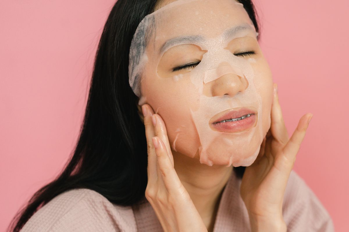 خاتون ہائیڈریٹنگ فیشل ماسک لگا رہی ہیں — فیشل کرنے کا طریقہ اسٹیمنگ